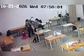Adolescente de 16 anos ataca professora com machado em escola, transmitindo ao vivo. Confira os detalhes do crime em Kuching, Malásia.