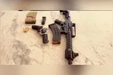 Durante a ação, os agentes apreenderam duas armas de fogo, 112 munições, duas caminhonetes e um aparelho celular.