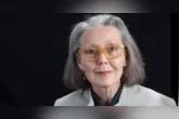 A escritora canadense Anne Carson, de 76 anos, foi anunciada nesta quinta-feira (8) como vencedora do Prêmio Nobel de Literatura 2026