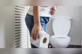 Diarreia que persiste ou volta com frequência pode ser mais do que um problema alimentar. A doença inflamatória intestinal (DII), que inclui a doença de Crohn e a retocolite ulcerativa, também pode provocar dor abdominal, sangue ou muco nas fezes, perda de peso e cansaço.