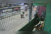 O suspeito abordou o idoso, que reagiu e acabou sendo agredido