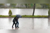 Fim de semana de eleição será marcado por temporais e ventos fortes em áreas do Centro-Sul, enquanto Norte e Nordeste terão calor e pancadas de chuva.