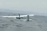 Imagens mostram avião dentro das águas do rio Tapajós, no Pará; causas da queda ainda não foram esclarecidas.