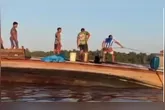 Os ocupantes precisaram ficar no casco da embarcação até a chegada do resgate
