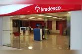Bradesco fecha 324 agências e demite 2,4 mil funcionários em 2026. Entenda as razões e o impacto dessas mudanças no setor bancário.