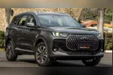 A Caoa Chery atualizou o SUV com novo visual, mais tecnologia e três opções de motorização, incluindo uma configuração híbrida plug-in de 279 cv e autonomia total superior a 1.200 km.