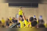 O vídeo em que a criança é exposta com arma revoltou a mãe, que pediu para a justiça afastar o menino do pai