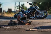 Segundo testemunhas, o motociclista foi tocado por uma carreta