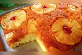 O segredo está em desenformar ainda quente, pois isso garante que o caramelo escorra sobre o bolo e que as frutas se soltem com facilidade.