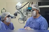 Dentre os candidatos à espera para fazer um transplante de córnea, as mulheres são maioria (56% dos pacientes). No que se refere à idade, pessoas com 65 anos ou mais representam quase metade da fila (47%).