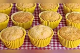 O contraste entre o coco e o parmesão garante o sabor característico da queijadinha, enquanto o leite condensado deixa a textura cremosa e irresistível.