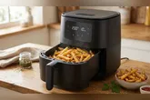 Com as batatas pré-cozidas, a circulação do ar quente favorece a formação de uma crosta externa dourada, enquanto o interior fica macio.