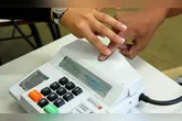 Para participar da eleição, é necessário estar com a situação regular no Cadastro Eleitoral e apresentar a documentação exigida pela Justiça Eleitoral.