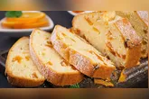 O bolo de laranja leva mel no lugar do tradicional açúcar