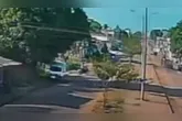 Imagens mostram o momento em que o suspeito rouba a moto doo oficial de Justiça