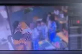 As câmeras de monitoramento registraram o momento da agressão contra a criança