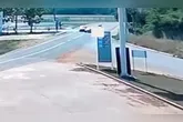 O condutor do automóvel fez a ultrapassagem perigosa que pegou o motociclista de surpresa