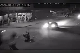 O impacto da colisão foi tão forte que o homem foi arremessado e a motocicleta destruída