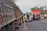 O motociclista seguia para o trabalho, quando caiu na pista e foi atingido pelo caminhão