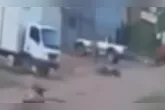 Ele teve um leve choque com outra motocicleta, perdeu o controle e colidiu com caminhonete
