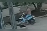 O homem desferiu golpes com o capacete, socos, chutes e ainda tentou passar com a moto em cima da mulher