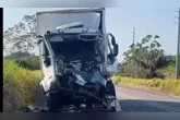 A frente da carreta ficou completamente destruída devido a colisão