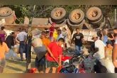 Caminhão tomba e carga que foi esparramada no chão é saqueada por populares