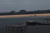A embarcação afundou e os passageiros pularam na água para se salvarem