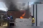 As chamas no imóvel foram contidas pelos bombeiros antes que atingisse outras residências