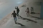 O homem aborda o casal e ameaça a vítima com uma faca para cometer o assalto