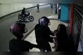 Os suspeitos que estavam nas garupas das motos atacam as vítimas