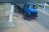 O motorista atingiu e arrastou o motociclista, que teve grave fratura na perna
