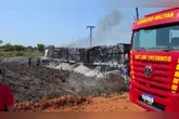 O fogo entre as carretas foi controlado por equipes do Corpo de Bombeiros