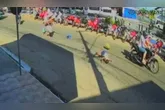 Na colisão, a criança chegou a ser arremessada e foi socorrida pela mãe