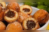 O bolinho leva um recheio cremoso de brigadeiro feito de chocolate amargo