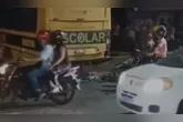 A mulher colidiu a bicicleta na traseira do ônibus escolar e não resistiu
