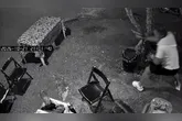 O policial estava num bar, onde foi surpreendido por dois suspeitos que atiraram contra ele