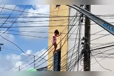 A criança ficou presa aos fios de alta tensão com risco de descarga elétrica