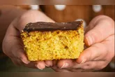 A receita é simples e pode ser preparada no liquidificador, sem a necessidade de batedeira.