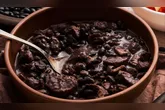 A feijoada é um prato muito querido pelos brasileiros e atende tanto no dia a dia como em ocasiões especiais