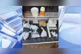Drogas foram encontradas escondidas em potes de creme de cabelo durante a ocorrência.
