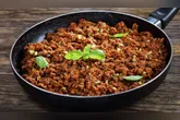 Carne moída pode render receitas práticas e equilibradas, como hambúrguer caseiro, bolo de carne e refogado com legumes.