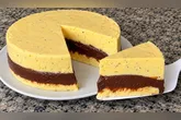 Mousse de maracujá de corte combina uma camada cremosa da fruta com brigadeiro e fica firme após horas na geladeira.