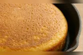 Bolo de frigideira é opção rápida para o café da manhã ou lanche e fica pronto em cerca de 10 minutos.