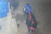 Câmera de segurança registrou o momento em que a mulher arremessa a pedra contra um dos suspeitos durante o assalto.