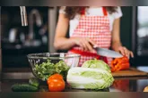 Saladas e sopas preparadas com vegetais podem fazer parte de uma alimentação equilibrada.