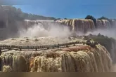 Aumento da vazão do Rio Iguaçu levou à interdição preventiva da passarela e de trilhas nas Cataratas do Iguaçu, no Paraná.