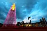 Prefeitura de Belém ilumina monumentos de Nossa Senhora de Nazaré de rosa para conscientizar sobre câncer de mama.