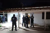Os agentes atuaram no cumprimento de mais de 100 mandados expedidos pela Justiça e apreenderam diversos objetos e pertences, como veículos, celulares, armas caseiras, simulacros de arma de fogo, joias, documentos, além da apreensão de mais de R$ 10 mil em espécie.