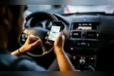 Embora a medição possa apresentar pequenas diferenças em relação ao velocímetro do próprio veículo, a ferramenta oferece uma referência adicional para ajudar o motorista a respeitar os limites de velocidade e dirigir com mais segurança.